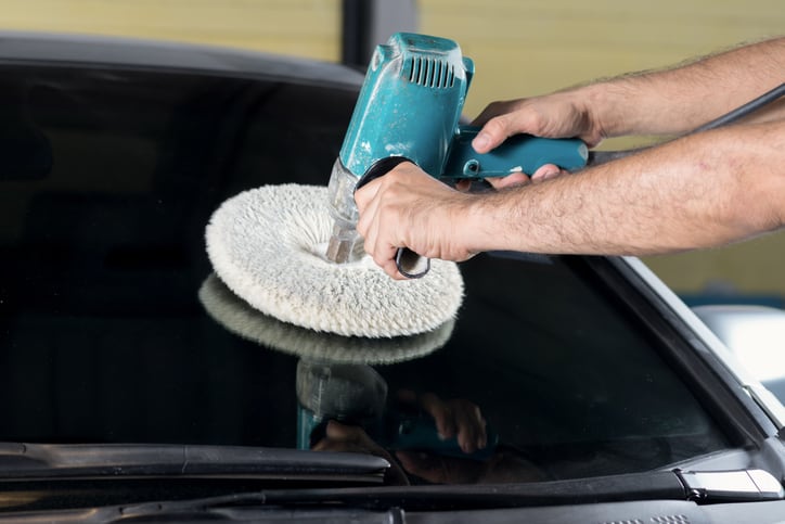 auto-glass-zone-oakville-buffing-windshield