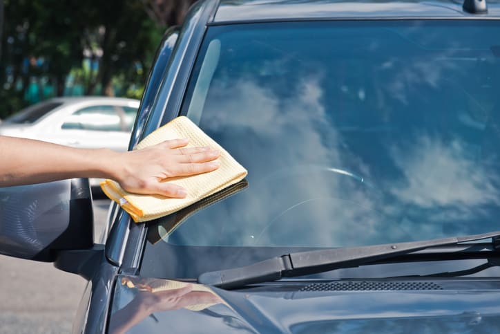 auto-glass-zone-oakville-cleaning-windshield