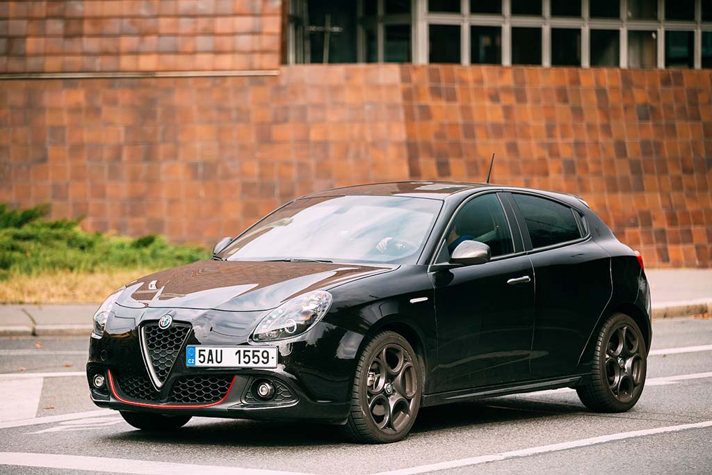 professional Alfa Romeo windshield repair